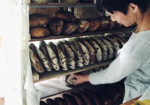 毎日通いたいパン屋カフェ パンと珈琲の こうば ベーコンも旬の総菜も手づくり Colocal コロカル ローカルを学ぶ 暮らす 旅する