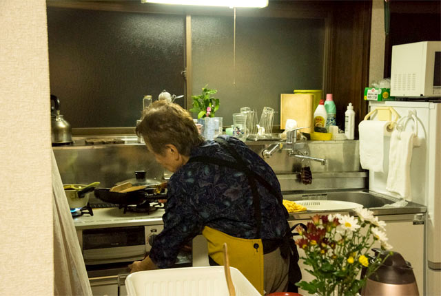 キッチンに立つ竹子さん