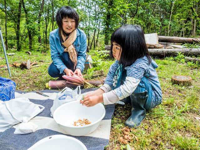 タケノコの処理とクルミを準備中