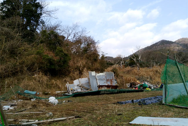 農機具や小屋が放置されたままの耕作放棄地