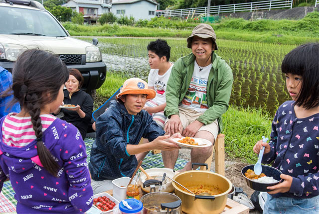 昼ごはんは昨年収穫したお米とカレー