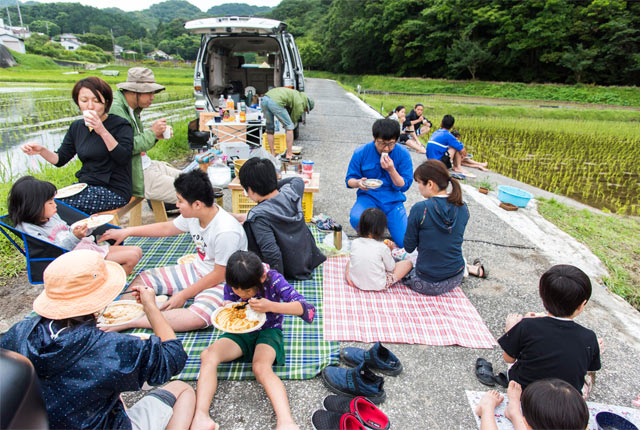 ピクニックシートをひいてランチ
