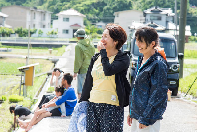 子どもの田植えを見守るお母さんたち