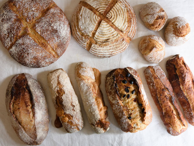 焼きあがった自家製酵母のパン