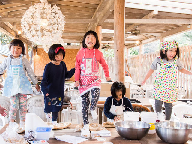 味噌づくりワークショップに参加した子どもたち