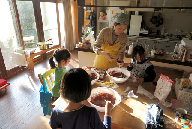 お菓子のつくり方を教える妻