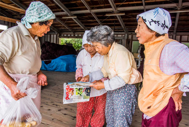 雑誌『クロワッサン』に見入る海女さんたち
