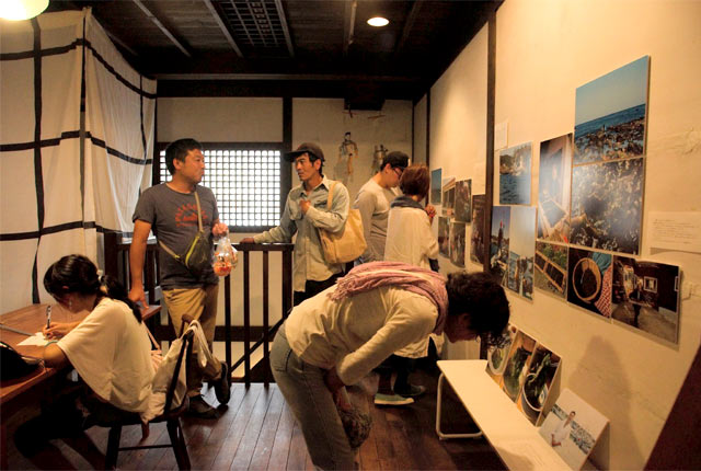 写真を見るお客さんたち