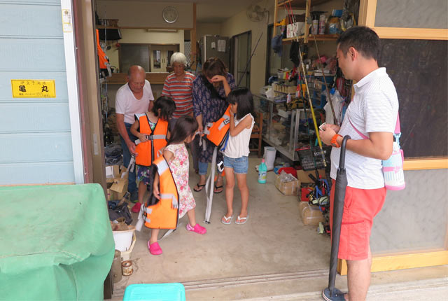 釣りの準備をする子どもたち