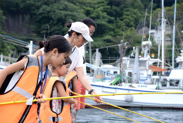 海に竿を下ろす