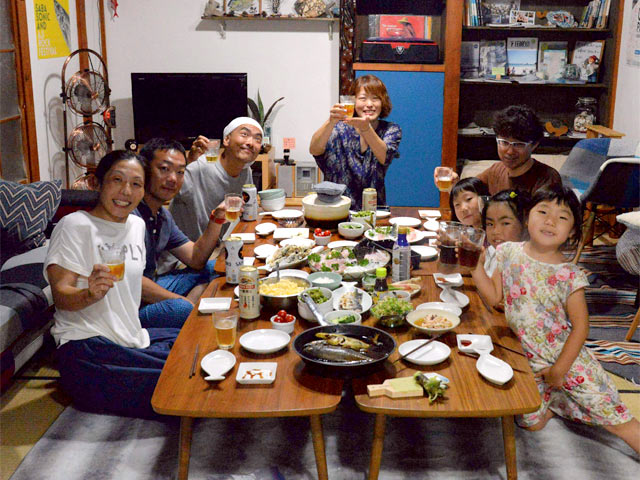 大勢でテーブルを囲み乾杯