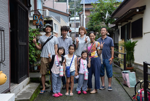 路地でみんなで記念撮影