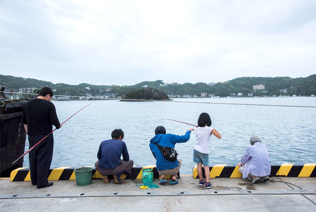 港でみんなで釣りを楽しむ