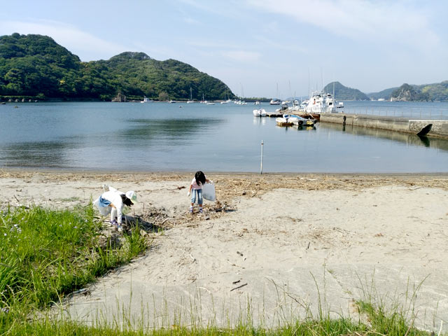 ビーチの清掃活動中