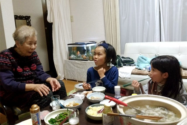 祖母と娘の夕食風景