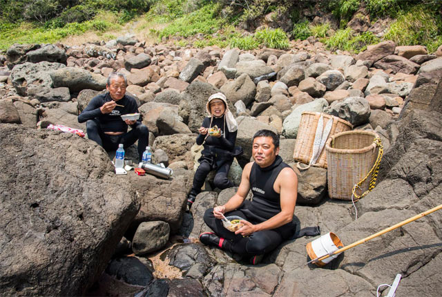 岩場で昼食中の漁師さん一家