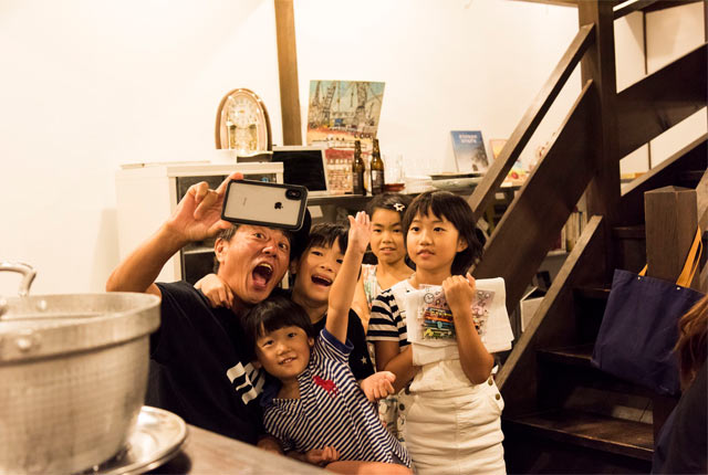 スマホでセルフィー撮影