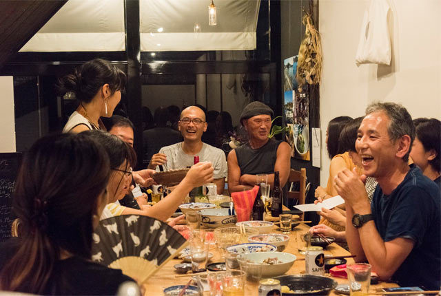 イベント後の懇親会での食事風景