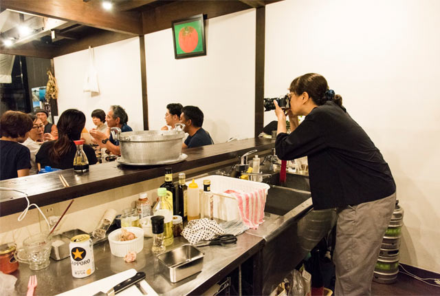 懇親会を撮影中