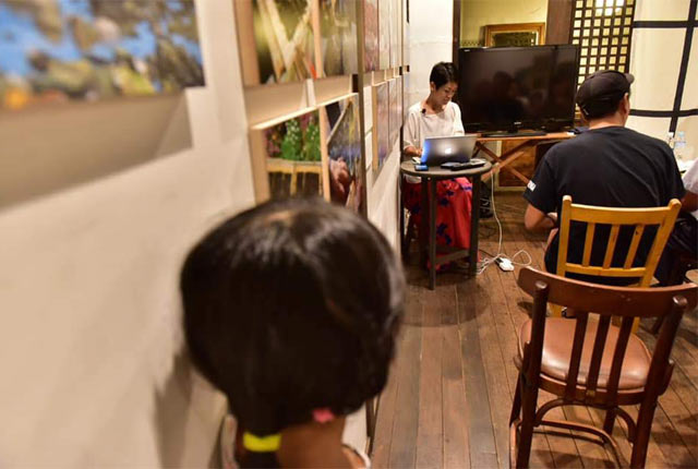 トーク中の母を見守る娘