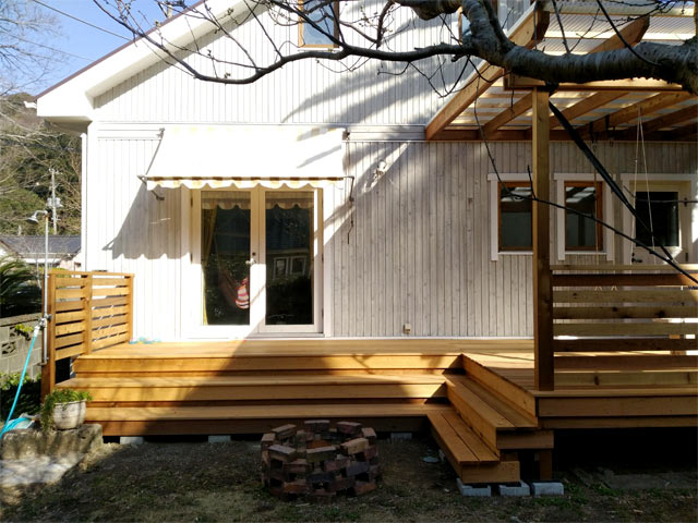 デッキのある宿泊施設の外観