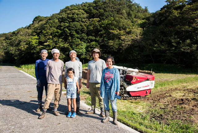 稲刈り後の集合写真