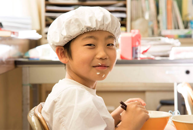 子どもの口の周りにお米が