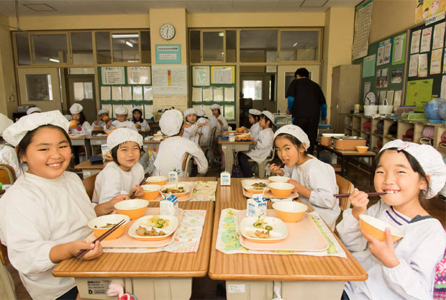 ４人で机を並べて給食中