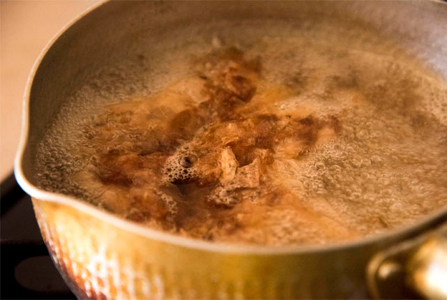 片手鍋で出汁をとる