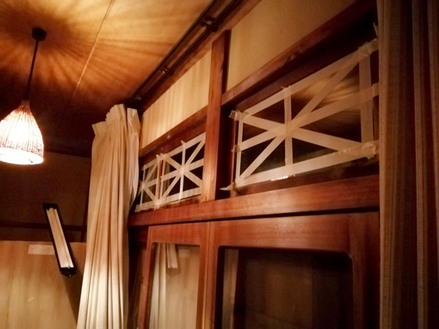 窓に補強テープが貼られている