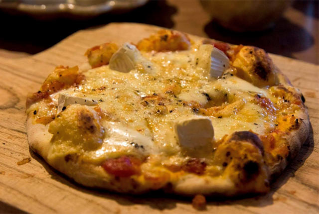 焼き上がったピザ