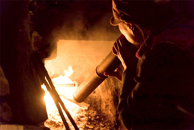 五右衛門風呂の焚きつけ中