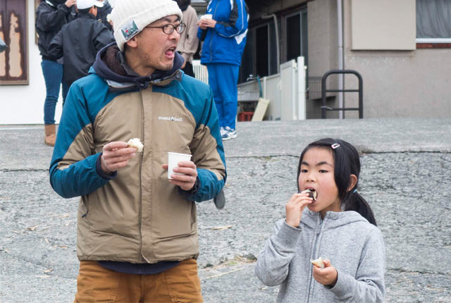 餅をほおばる夫と娘
