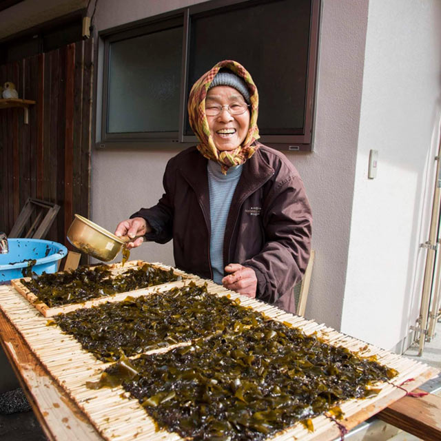 はんばのりの出荷作業をする宮原清美さん
