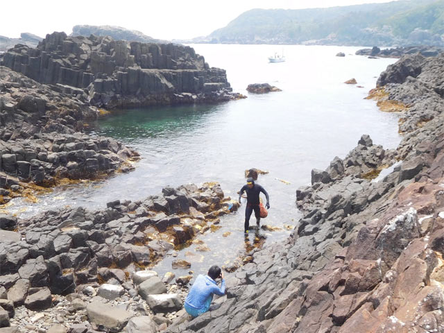 漁師さんを撮影する妻