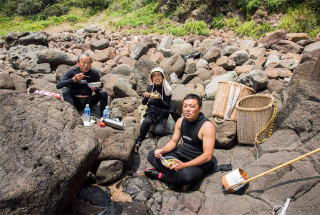 お昼ごはん中の漁師さんたち