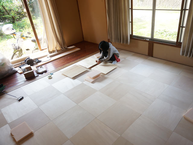 床を貼り替え中