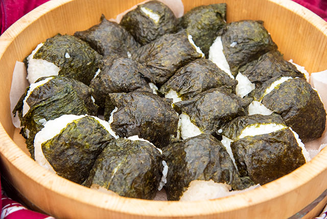 桶に入ったたくさんのおむすび