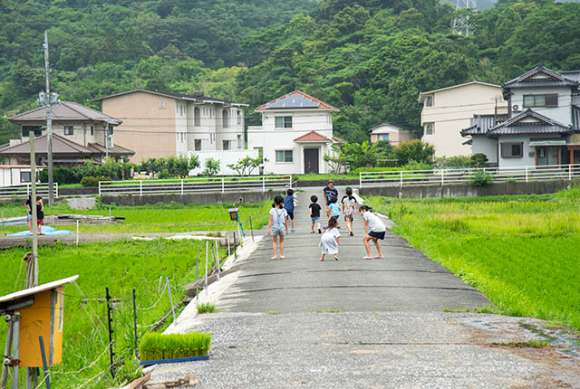 農道で遊ぶ子どもたち