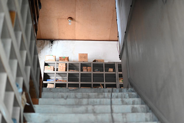倉庫内の階段と棚