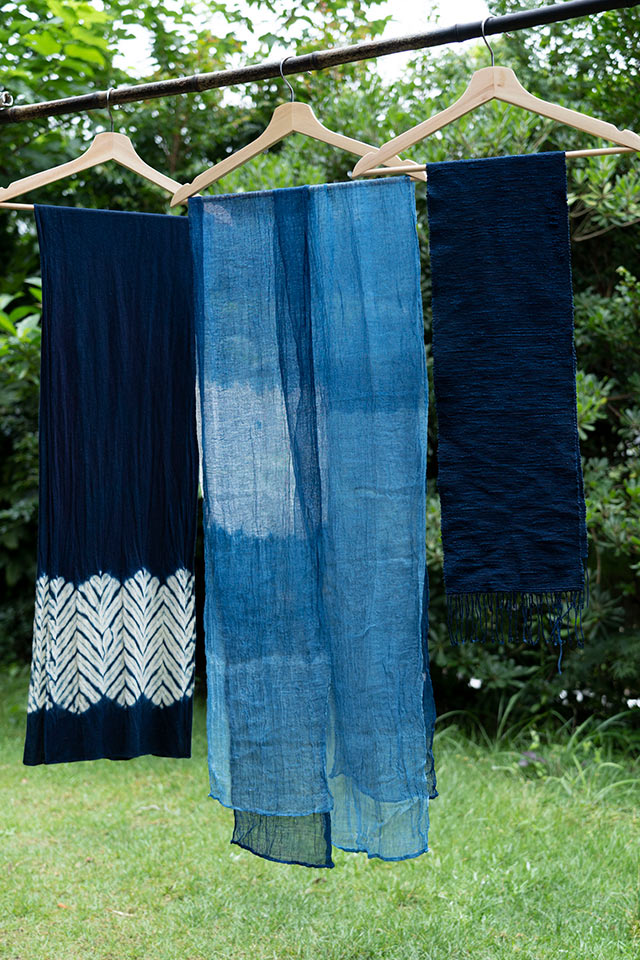 天日干し中の藍染ストール