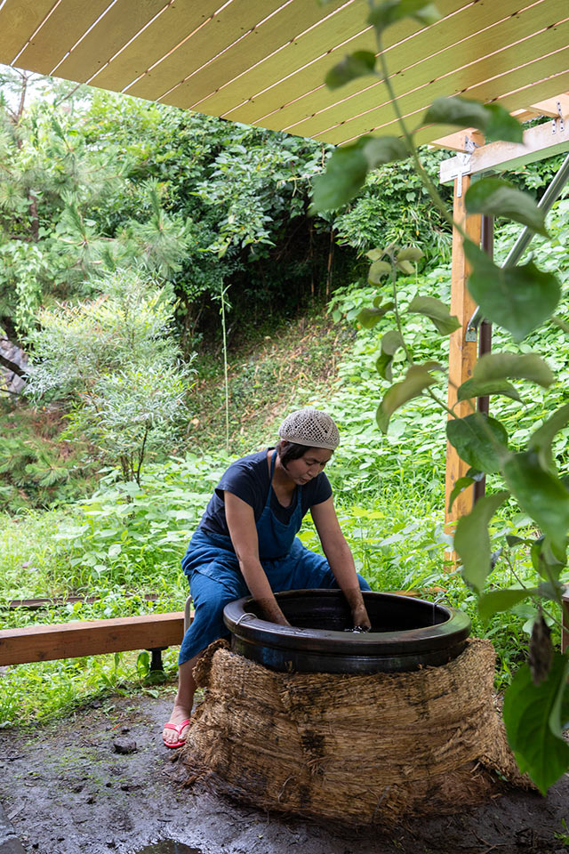 大きな瓶で染めていく