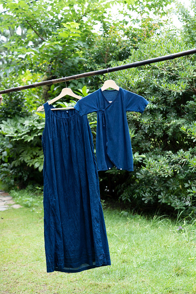 藍染のワンピースと肌着