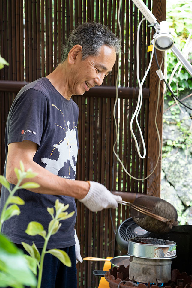 焙煎中の久城雅文さん