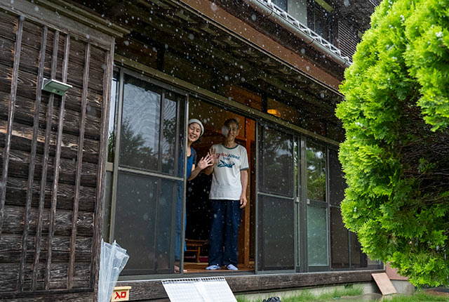 カフェの入り口で久城夫妻がお見送り