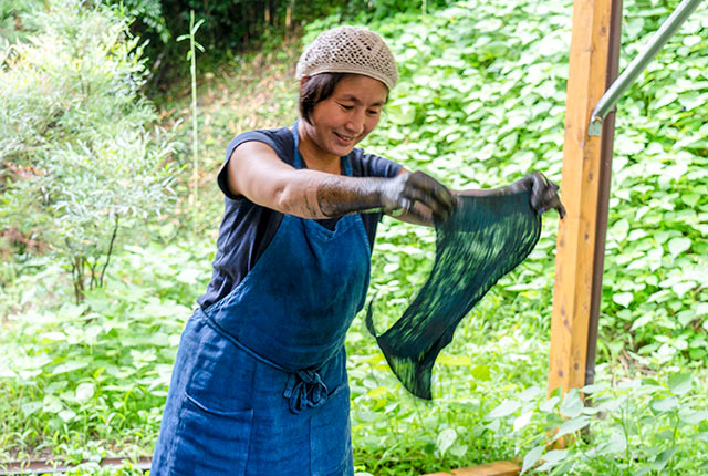 藍染をする久城敦子さん