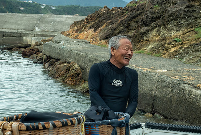 漁が終わり岸で漁師と談笑中