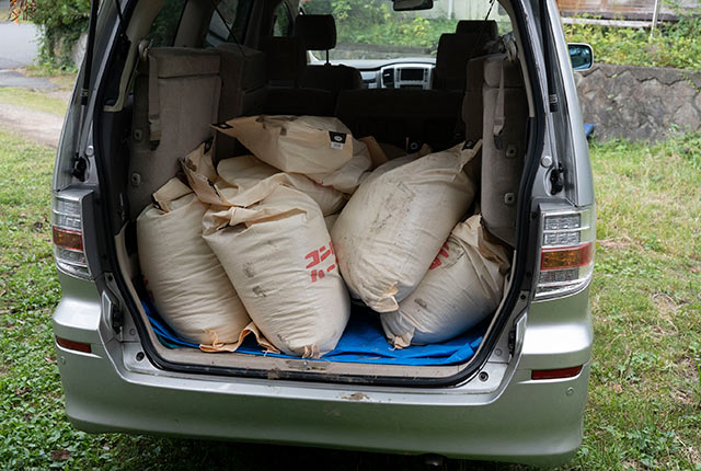 車につまれた脱穀した稲