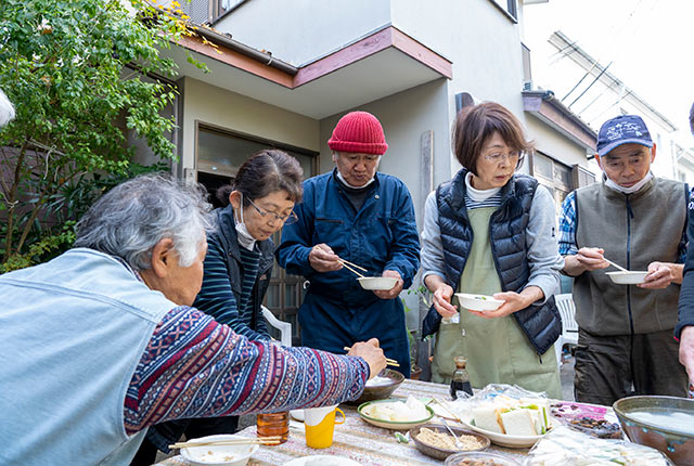 みんなでお餅を食べる