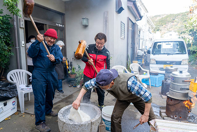 杵をかまえる土屋嘉芽雄さん